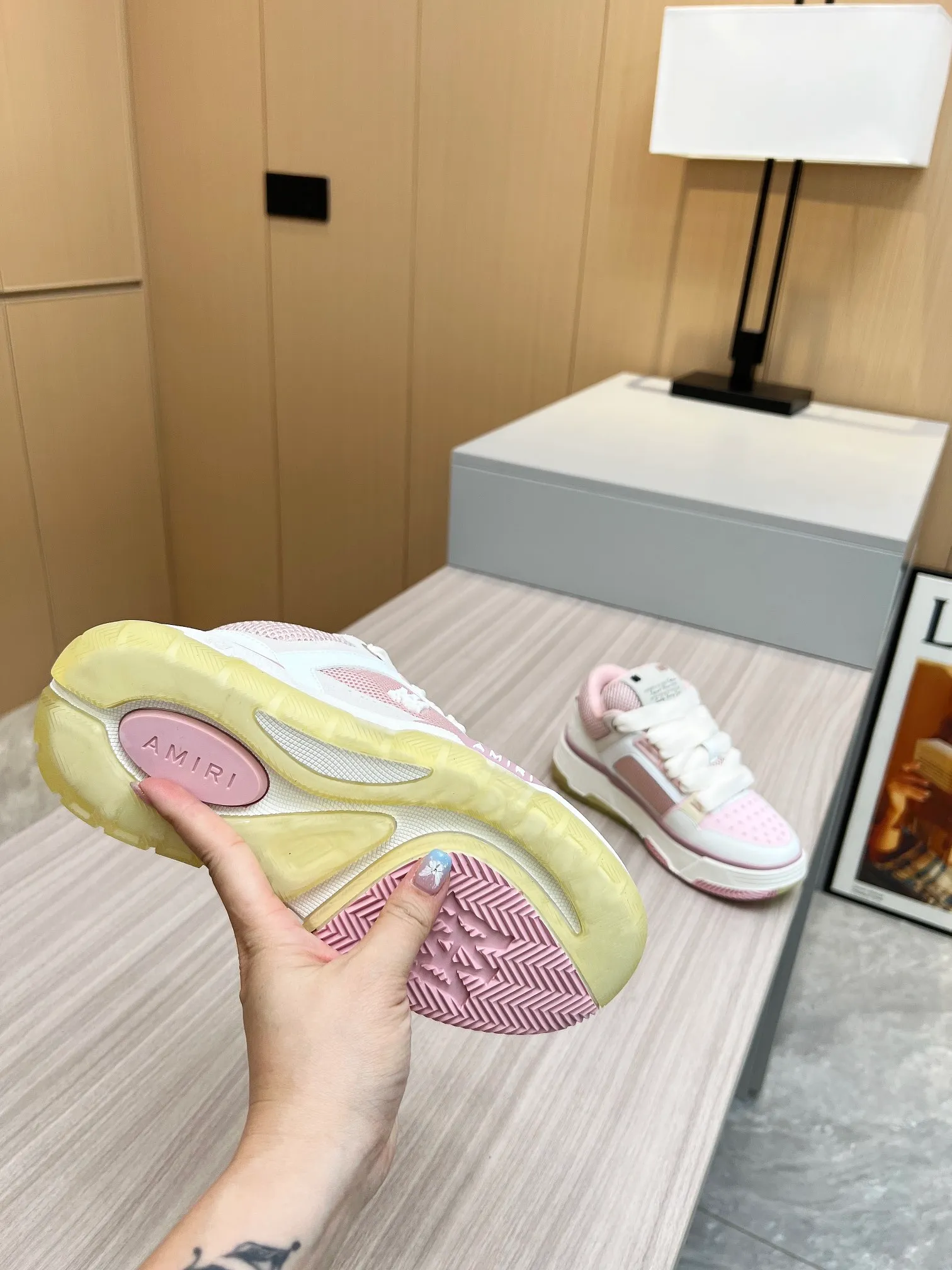 p620💰Men's shoes Amiri Emile's 2023 spring and summer new MA-1 bread shoes, couple models, casual sports shoes, sneakers Amiri gave up the rock punk style in the new season and used a large number of unsaturated colors, Morandi tones, whether you see or wear them, it will make people very happy. The large tongue of the bread shoes continues, shortens the length of the shoe body, thickens the midsole, and the toe part is more rounded. Amiri's brand letters and MA logo appear on the side of the shoe. Fabric: Original customized imported first-layer cowhide + mesh. Lining: Original customized breathable towel lining. Outsole. Foam combination material. Bottom thickness: 4CM. Size: Men's 39-45